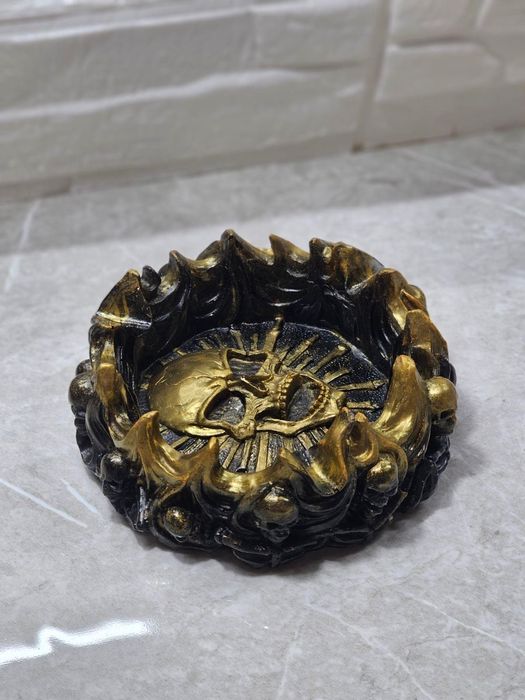 Пепелници с черепи и скелети