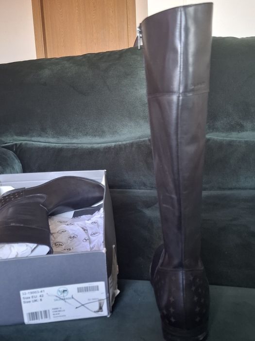 Cizme de piele negre înalte.