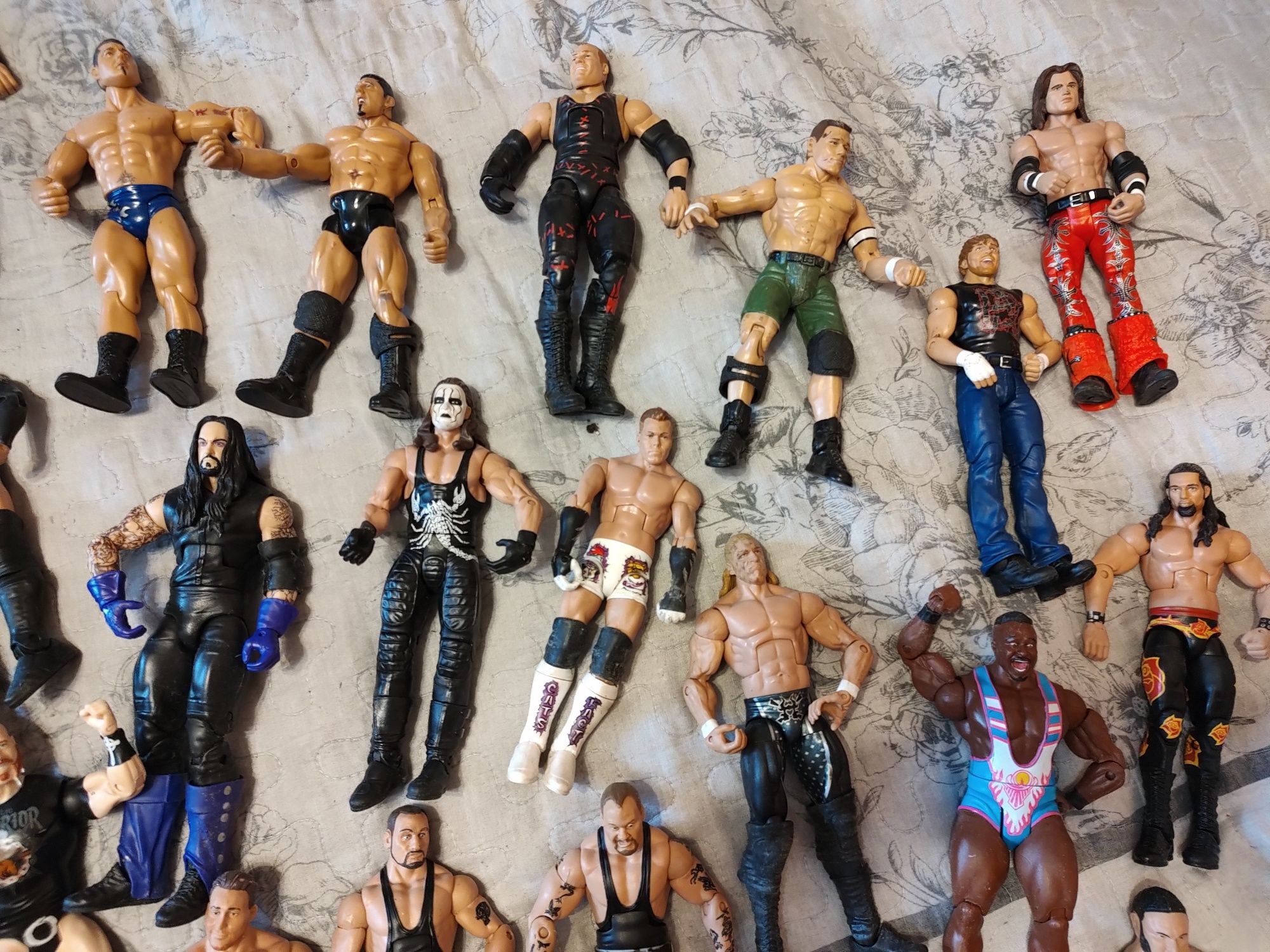 Lot figurine luptători  wrestling (ringul este bonus)