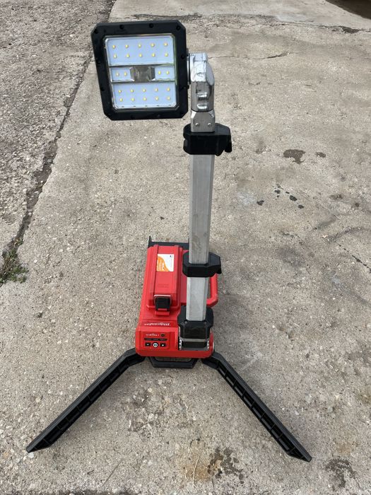 LED прожектор със стойка MILWAUKEE M18 ONERSAL
