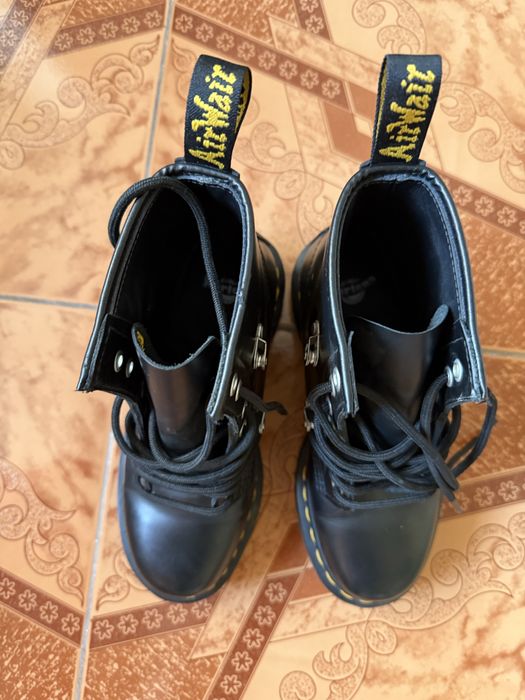 Vand bocanci Dr. Martens