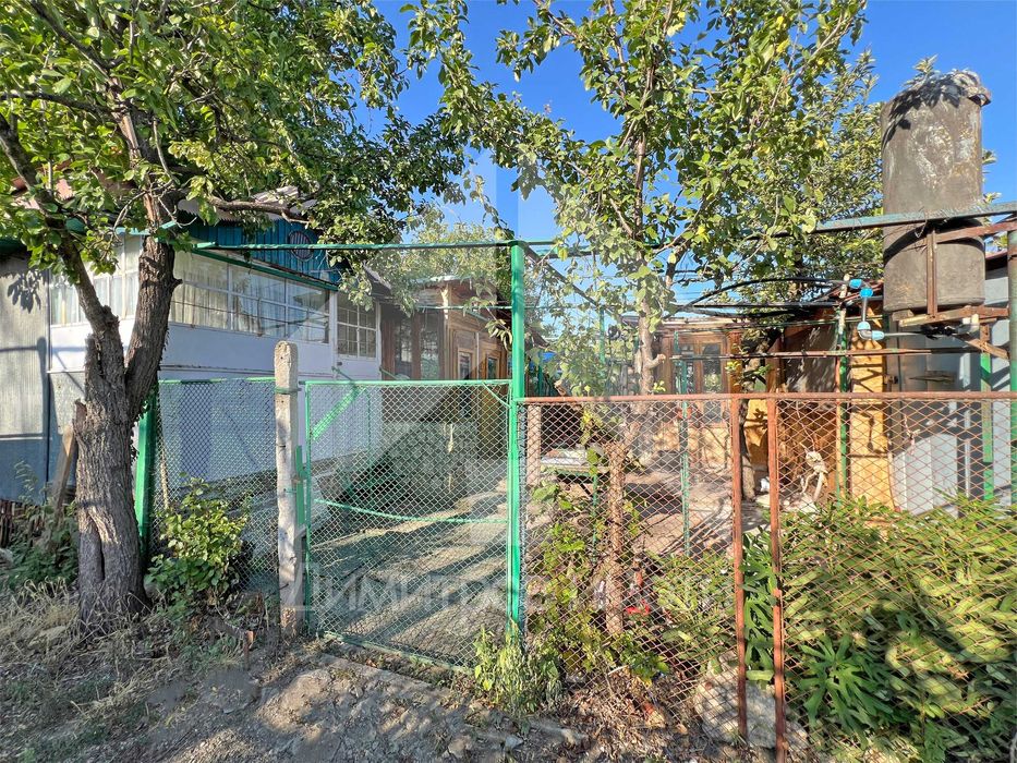 Продавам ЛОЗЕ край града с площ от 800 кв.м с фургон и други постройки
