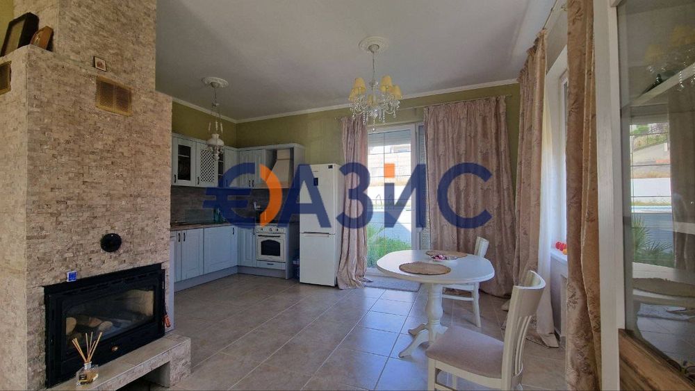 Къща с парцел и басейн, Чолакова Чешма, 212м.кв., цена 349000 евро