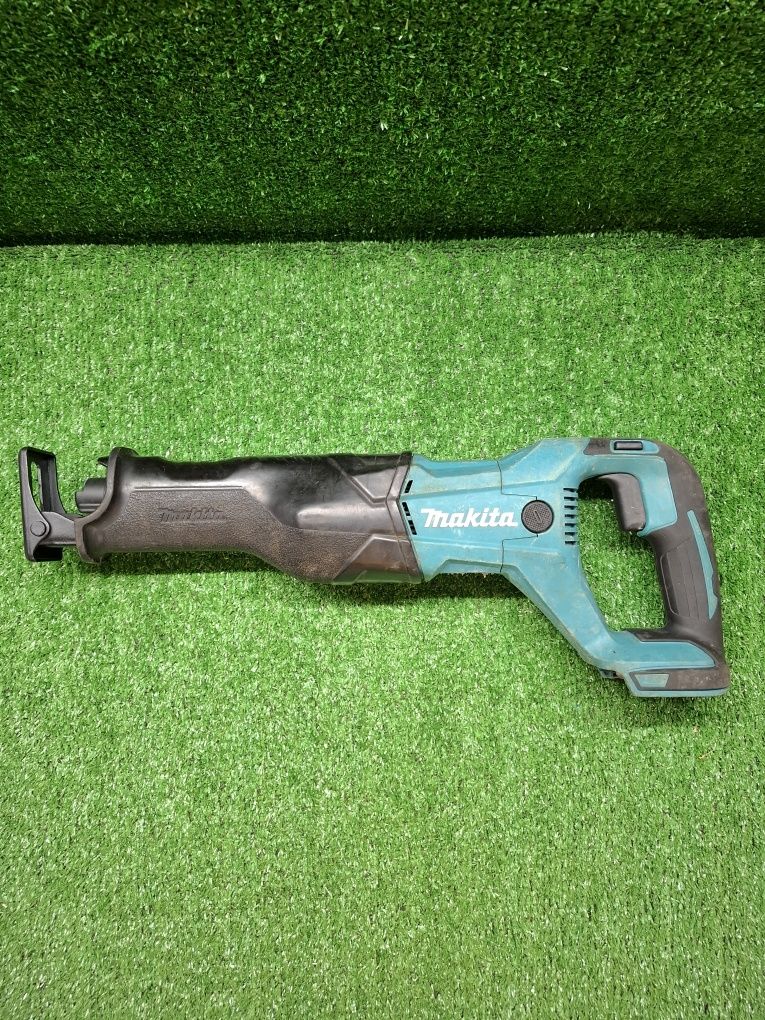 Саблен трион на Makita DJR186