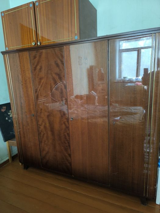 Шкаф трёхстворчатый