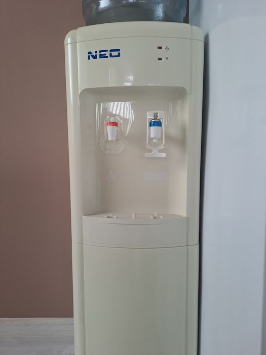 Диспенсър NEO за топла/студена вода