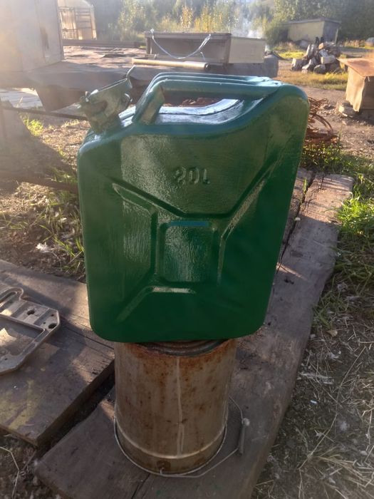 Продам канистру 20литров