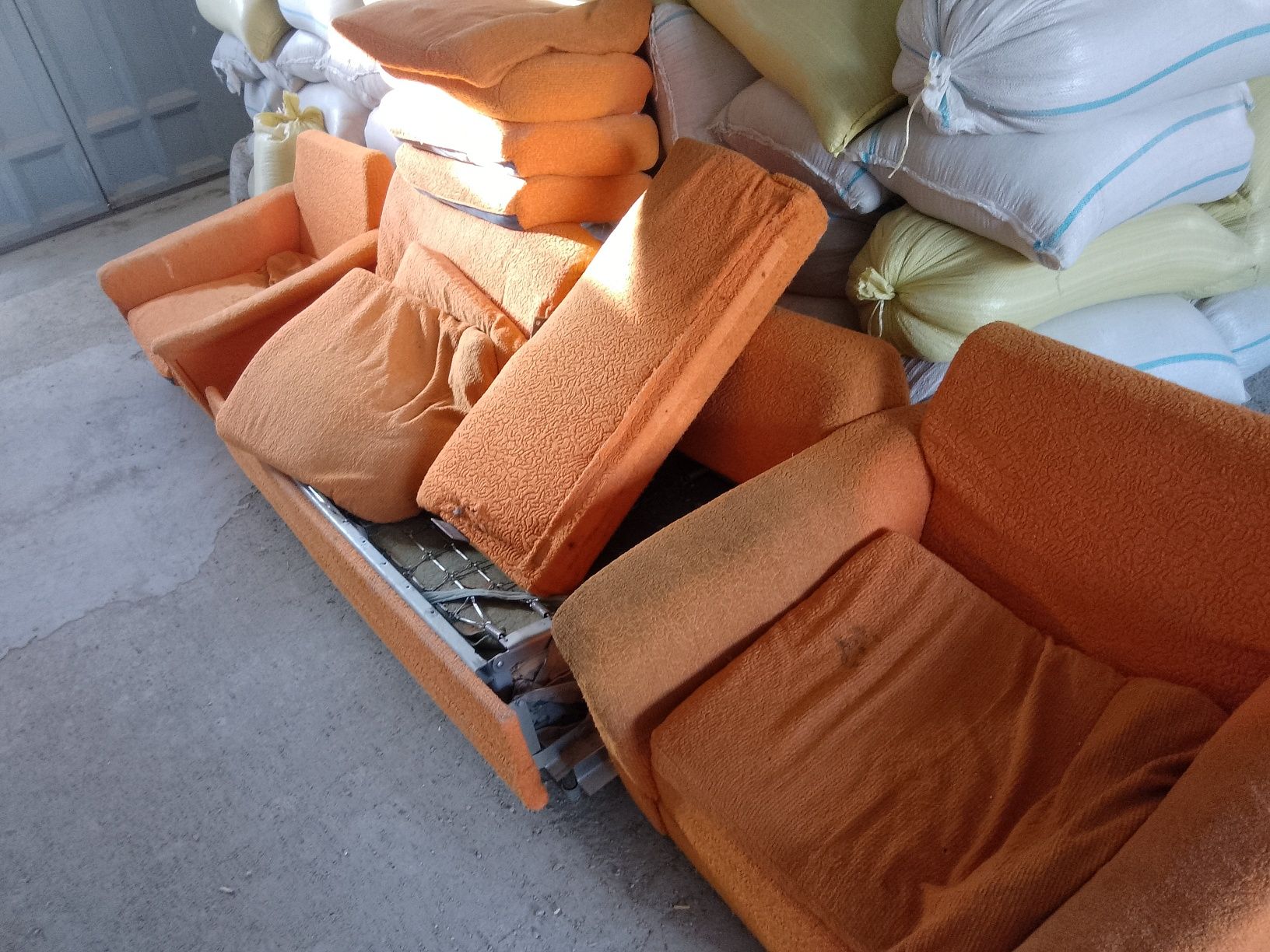 Divan kreslo sotiladi