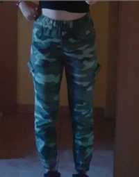 pantaloni cu imprimeu militar