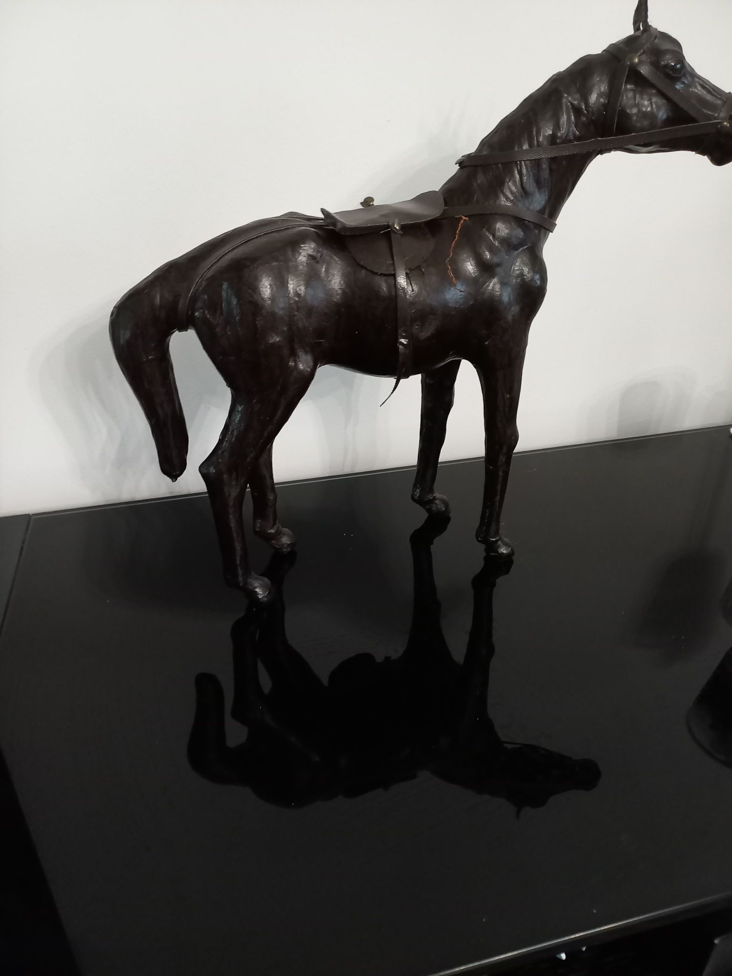 Кожанная мини- скульптура лошадки размер 44х33см