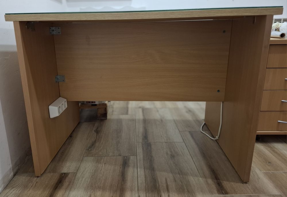 Офис бюро със стъкло