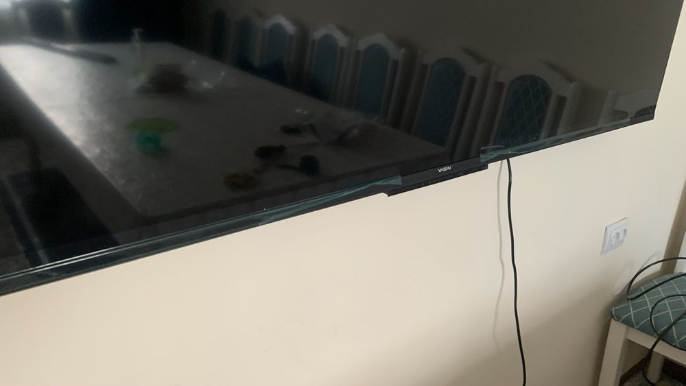 Yasyn 65Q90 телевизор ноаый сверху чуть линия показывает идеально