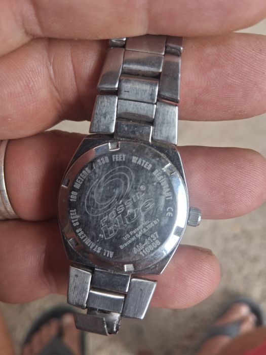 Vând 3 ceasuri  fosil, guess si boss