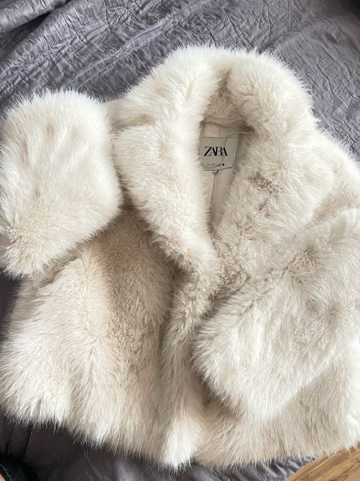 Бяло пухено яке Zara