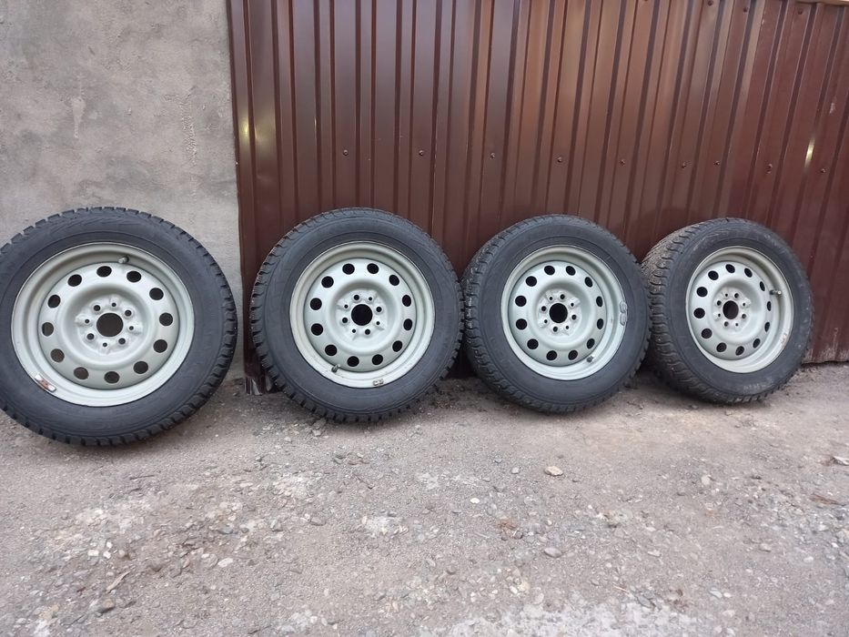 Продам зимние шины комплект с диском
