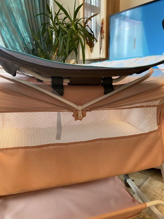 Pătuț 3 în 1 cu saltea, masă de schimbat, plasa țânțari + depozitare