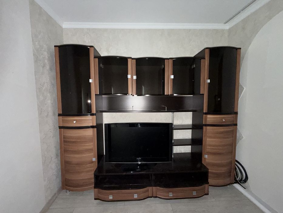 Сервант 210х270 в хорошем состоянии