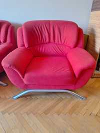 Две червени кресла