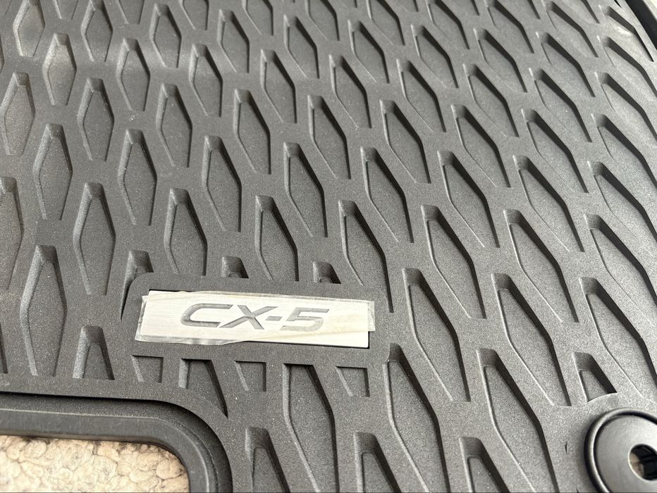 ОРИГИНАЛНИ НОВИ гумени стелки MAZDA CX-5 (2017-2025)