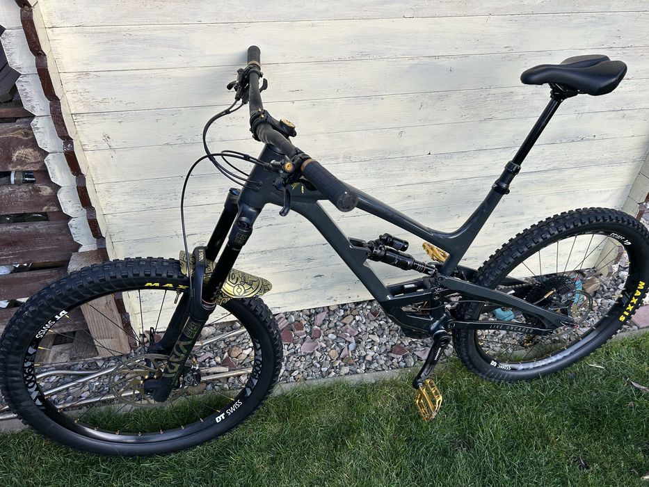 Vand YT Capra Base 27.5 Costum Gold