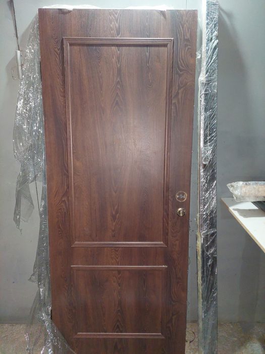 Продам деревянную дверь