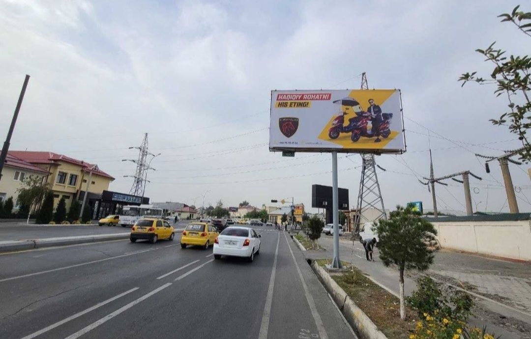 Farĝonada bannerlarda reklama/Реклама на баннерах в Фергана.