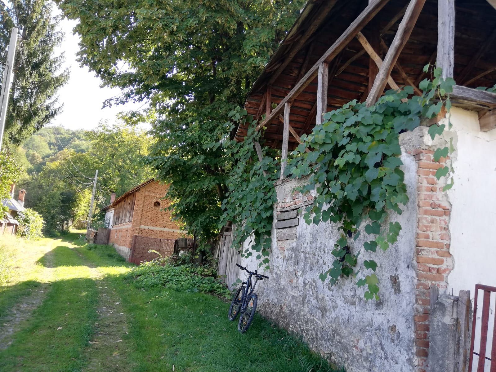 Casa in stil brancovenesc+ teren de vanzare la 2 ore de Bucuresti