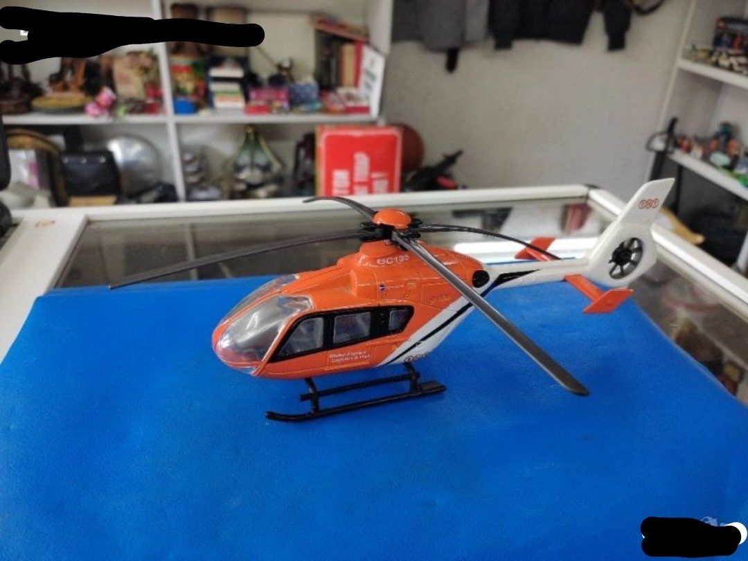 Метален хеликоптер ec135 tnt
