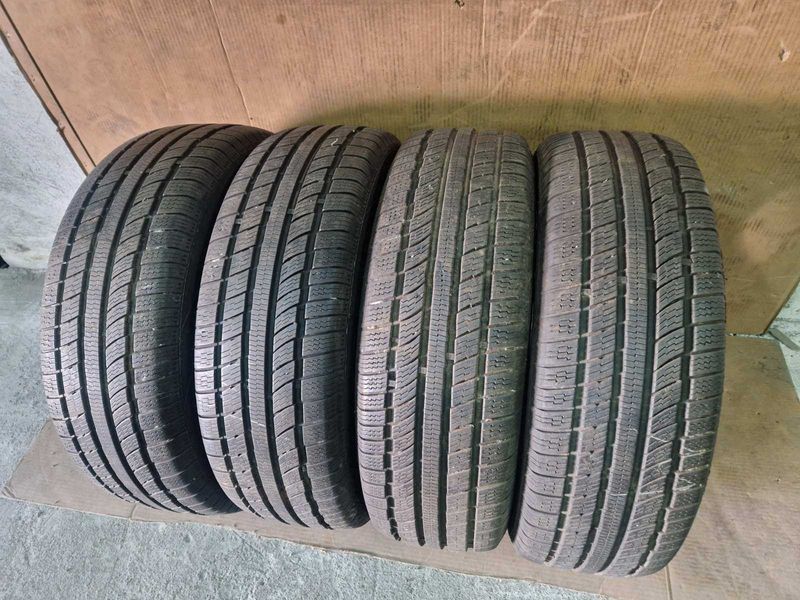 4 Ovation R17 235/65
зимни гуми 
DOT1122