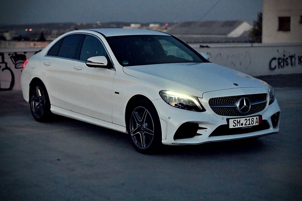 Mercedes-Benz C300e 4MATIC Plug-in Hybrid AMG Line 0 Daune 320cp 2021