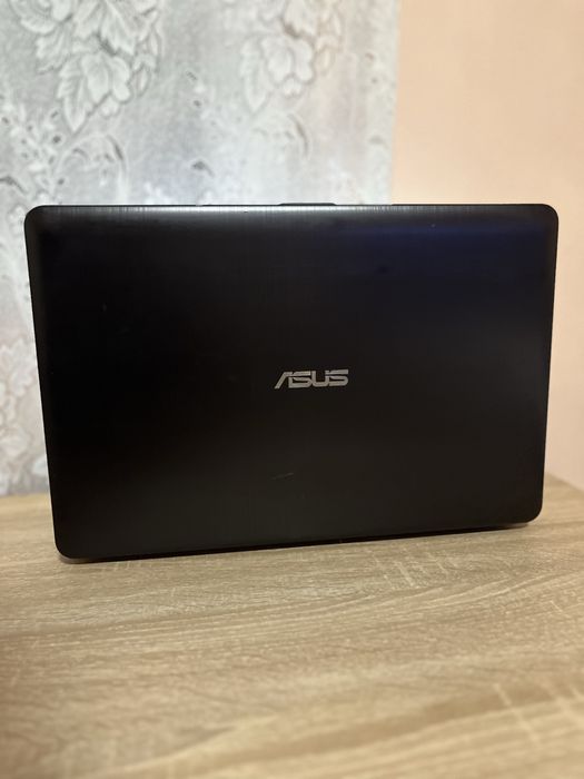 Vând laptop Asus i3