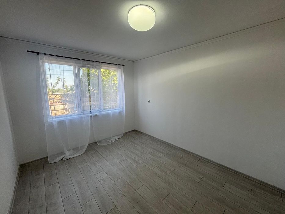 Propietar vând garsoniera la parter.