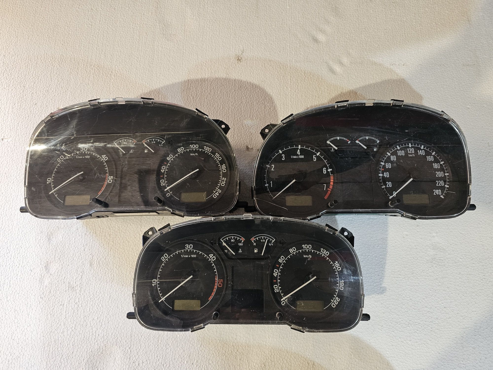 Ceasuri de bord originale Skoda Octavia 1

Nu le cunosc starea. 
Se va
