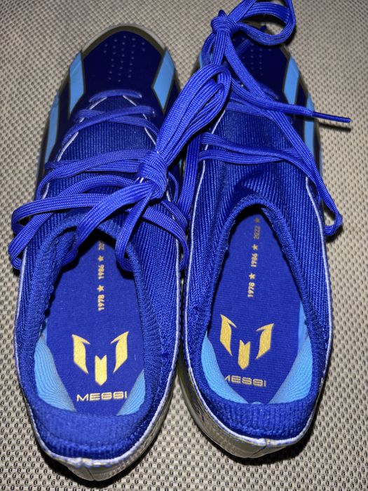 Нови футболни обувки Adidas X