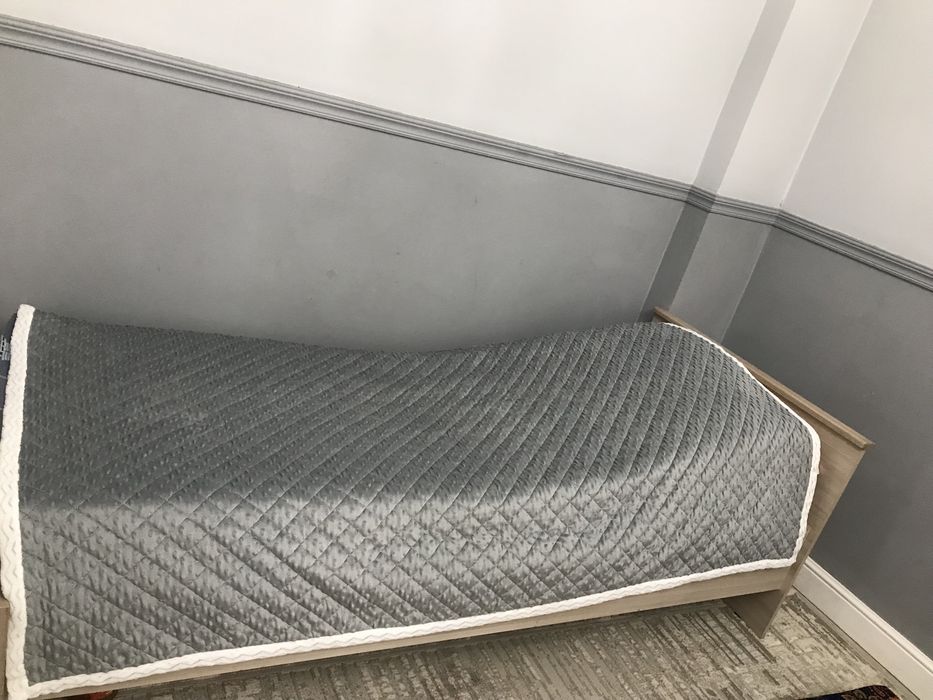 Кровать односпальная с матрацем