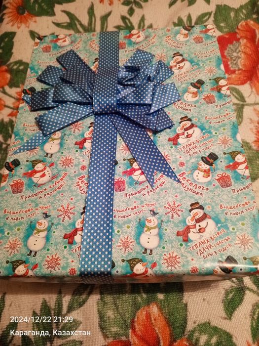 Продаю коробку для новогоднего подарка.