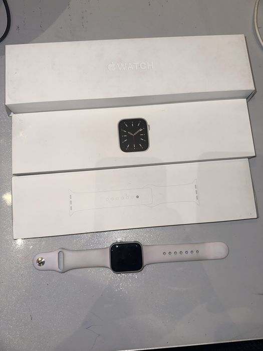 Apple Watch 6 series 40mm silver aluminium case white sport band