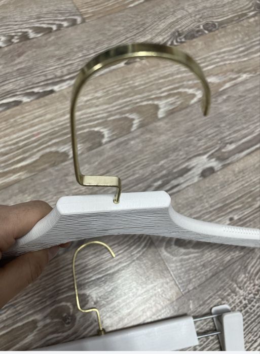Продам вешалки белые для одежды
