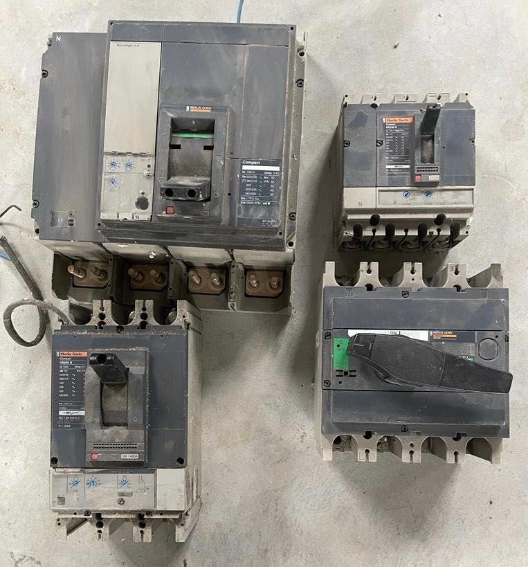 Contactor trifazic