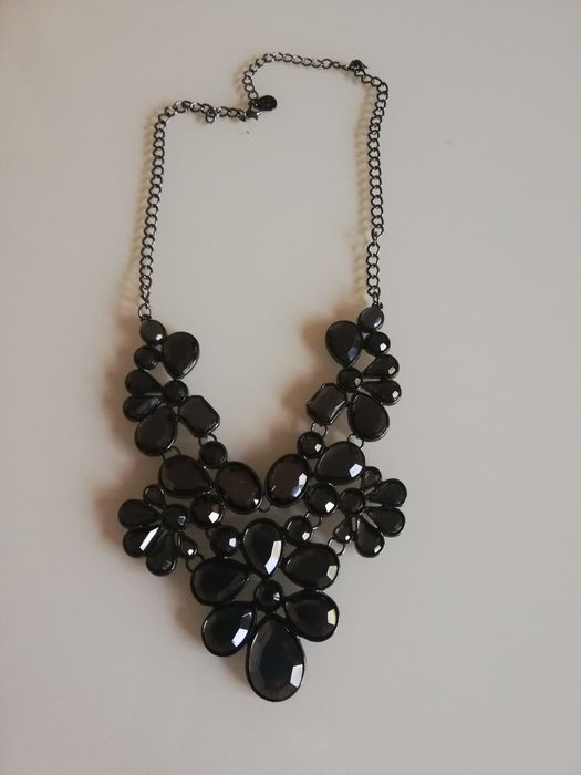 Красива огърлица, бижу с много камъни.