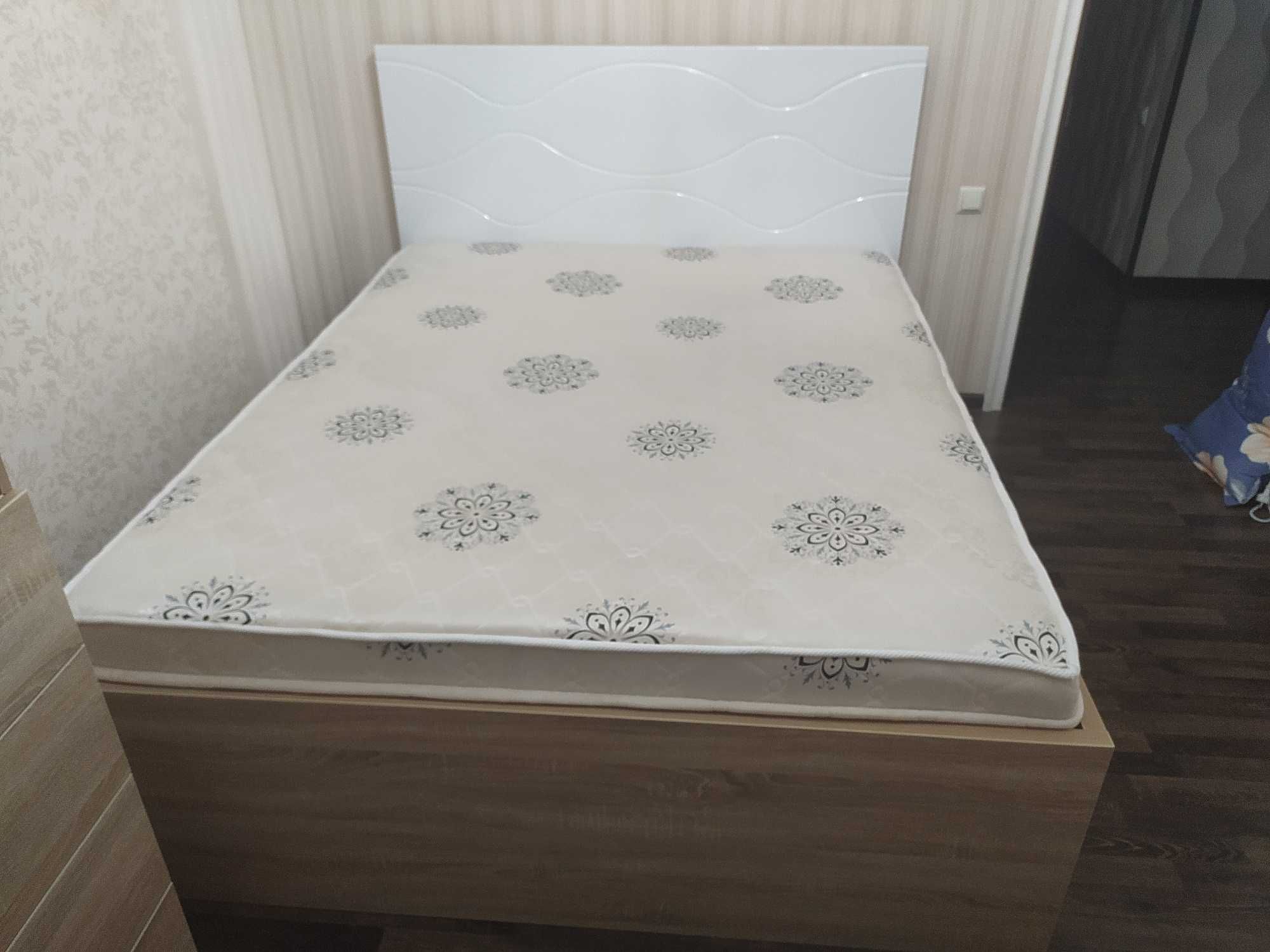 Двуспальную кровать с матрасом, качественный