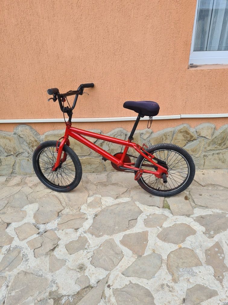 Bicicletă BMX de sărituri