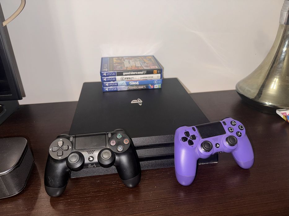 vand playstation 4 pro 1TB , 2 console , 4 jocuri