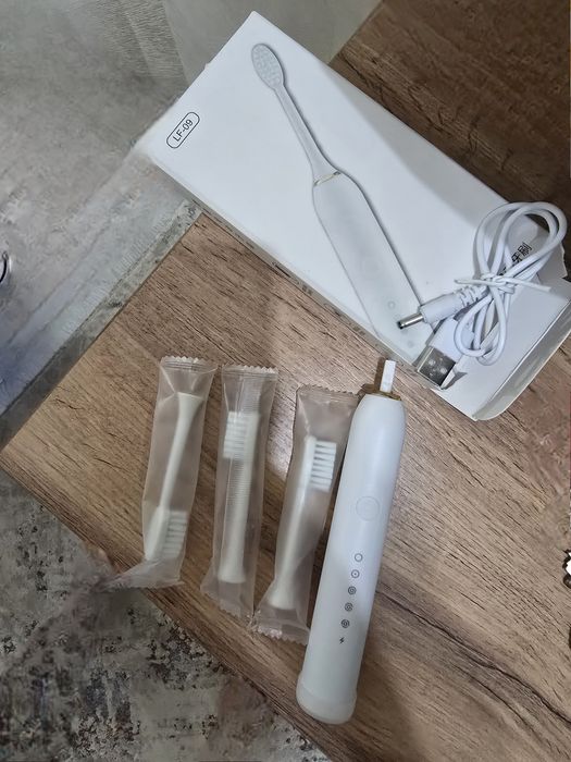 Продам электрическую зубную щётку Китай