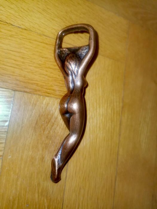 Месингова отварачка за бутилки винтидж женска гола фигура скулптура