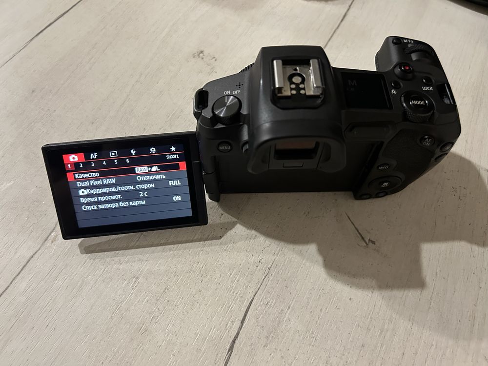 Продам профессиональный фотоаппарат Canon EOS R+нижний охват