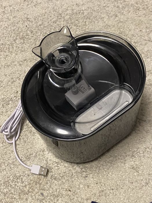 Vând fântână pentru pisici/câini de talie mică cu filtru de apa