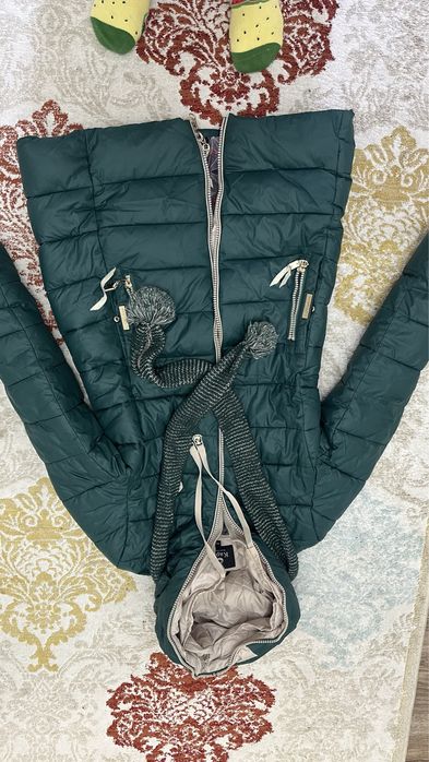 Продаётся женская куртка за 13000 тенге.