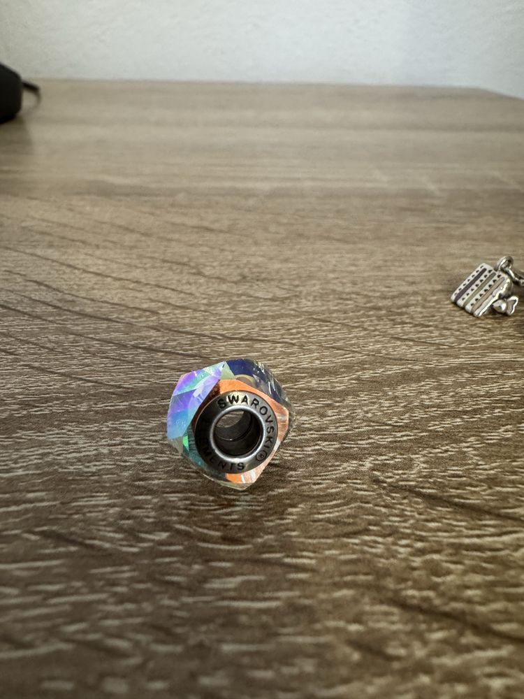 Vand bratara Pandora cu 7 charmuri - un charm Swarovski