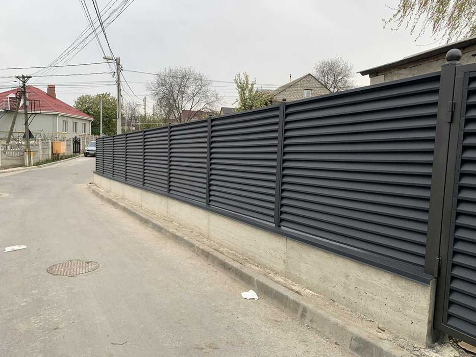 Gard metalic din plasă de sârmă și iută, potrivit pentru delimitarea p